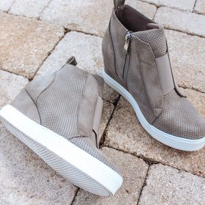 Taupe wedge sneaker